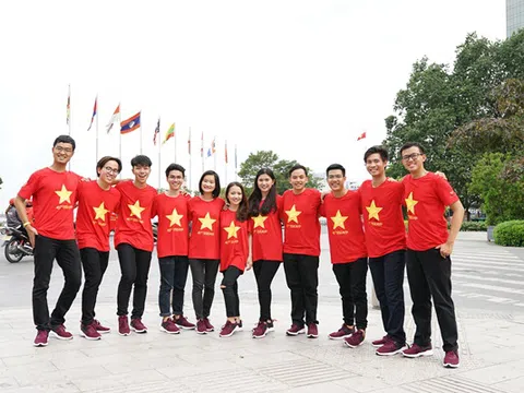 Đoàn đại biểu thanh niên Việt Nam lần thứ 45 diện áo cờ đỏ mừng Quốc khánh